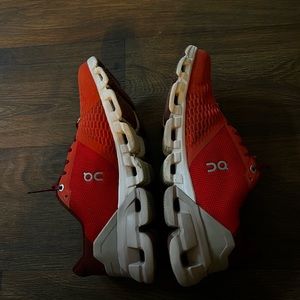 On Cloud Helion Cloudtec Orange Red Trail Running Shoes
Women's 7.5.